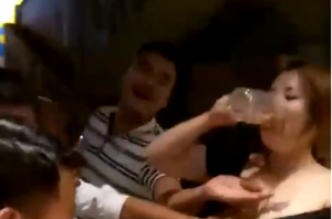 这美女太豪放了!大乃子漏出来!-PAY资源网-免费资源下载中心