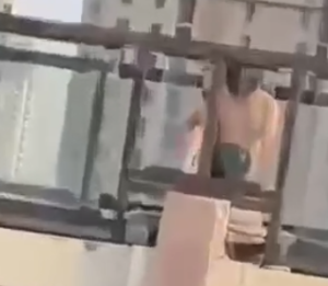 楼顶 忙碌中 摆弄着 #充气娃娃 又满足了一回-PAY资源网-免费资源下载中心