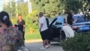 胖哥是真猛啊,手都被砍掉了,还拿刀往前冲-PAY资源网-免费资源下载中心