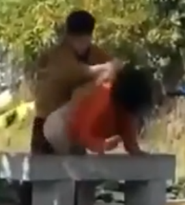 大街上脱裤子就是操!被路人按住了,女生不愿意了-PAY资源网-免费资源下载中心