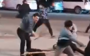 精神小伙街头打架。两帮人在打群架。像拍电影一样-PAY资源网-免费资源下载中心